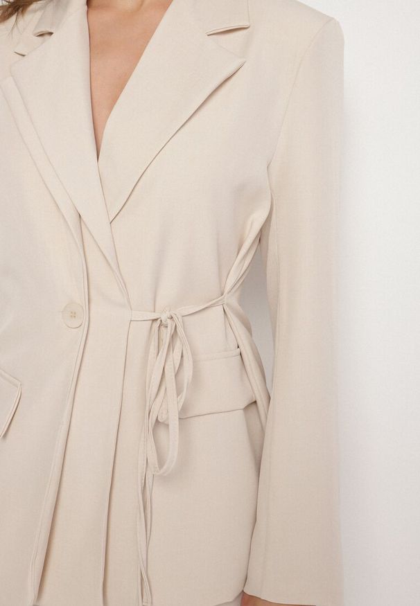 Born2be - Jasnobeżowa Marynarka z Ozdobnym Wiązaniem Lenirin. Okazja: na co dzień. Kolor: beżowy. Materiał: jeans. Styl: casual, elegancki