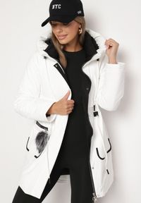 Born2be - Biała Kurtka Parka z Kapturem i Ozdobną Zawieszką Ściągana w Pasie Zerilie. Okazja: na co dzień, na spacer. Typ kołnierza: kaptur. Kolor: biały. Materiał: jeans. Styl: klasyczny, casual, elegancki #7