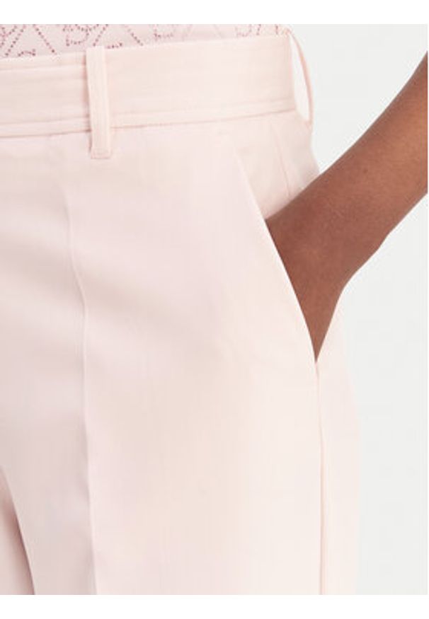 Guess Spodnie materiałowe W6RB02 WH9Y2 Różowy Regular Fit. Kolor: różowy. Materiał: syntetyk