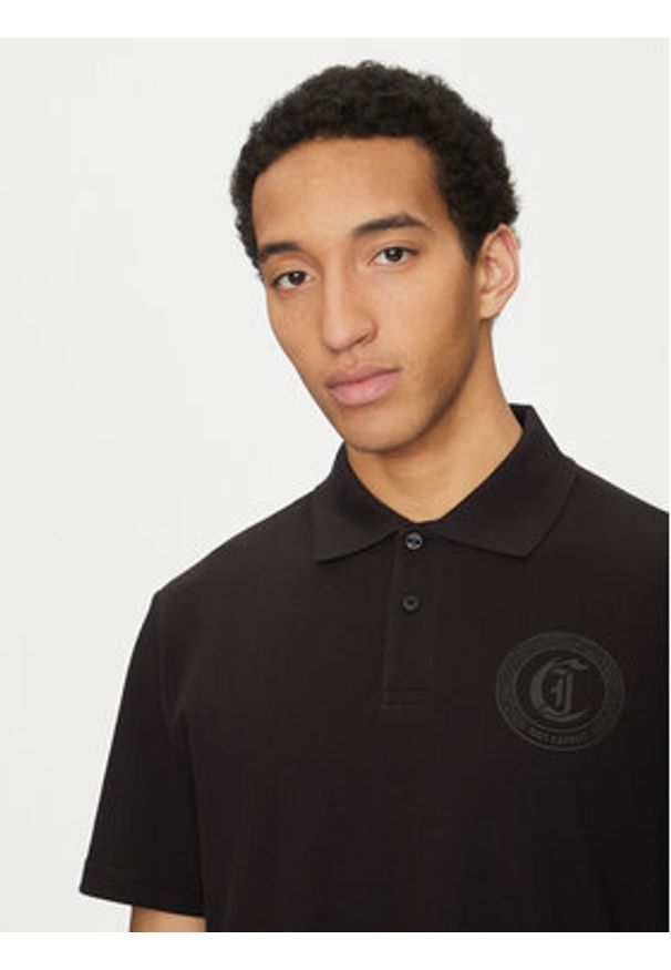 Just Cavalli Polo 78OAGT01 Czarny Regular Fit. Typ kołnierza: polo. Kolor: czarny. Materiał: bawełna