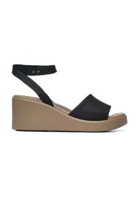 Buty do chodzenia damskie Crocs Brooklyn Ankle Strap Wedge. Kolor: brązowy, wielokolorowy. Materiał: syntetyk, materiał. Sport: turystyka piesza