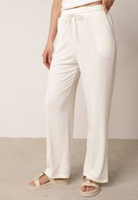 Born2be - Jasnobeżowe Szerokie Spodnie z Prążkowanej Tkaniny z Wysokim Stanem Sarora. Okazja: na co dzień. Stan: podwyższony. Kolor: beżowy. Materiał: tkanina, prążkowany. Wzór: prążki. Styl: casual #6