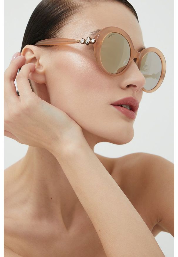 Swarovski okulary przeciwsłoneczne damskie kolor srebrny. Kształt: okrągłe. Kolor: srebrny
