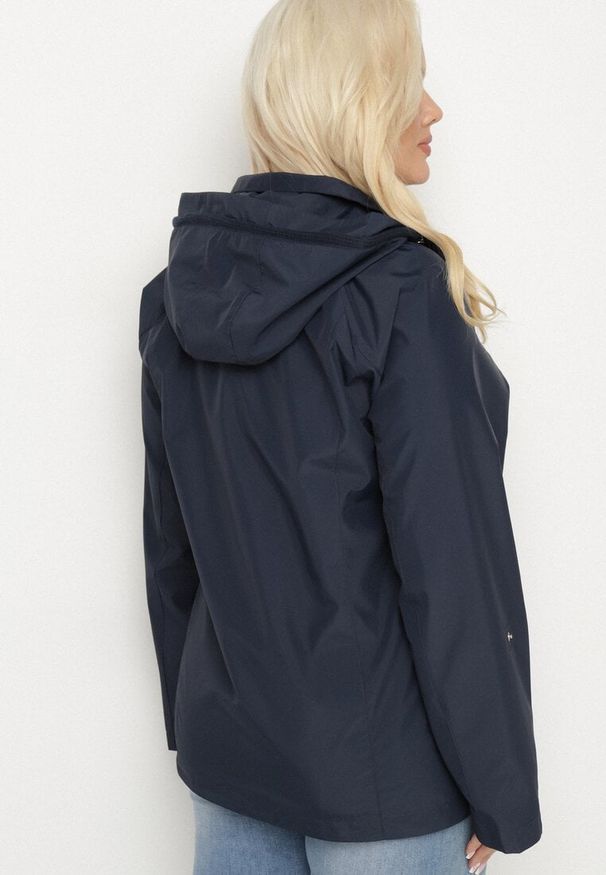 Born2be - Granatowa Kurtka Typu Wiatrówka z Podwijanymi Rękawami i Odpinanym Kapturem Adivlis. Okazja: na co dzień. Kolor: niebieski. Materiał: jeans. Styl: klasyczny, casual