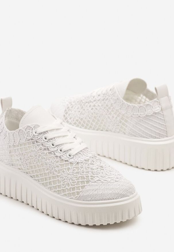 Renee - Białe Sneakersy Vices na Platformie z Ażurową Cholewką Lumerise. Nosek buta: okrągły. Zapięcie: sznurówki. Kolor: biały. Szerokość cholewki: normalna. Wzór: ażurowy. Materiał: materiał. Sezon: lato. Obcas: na platformie. Wysokość obcasa: średni