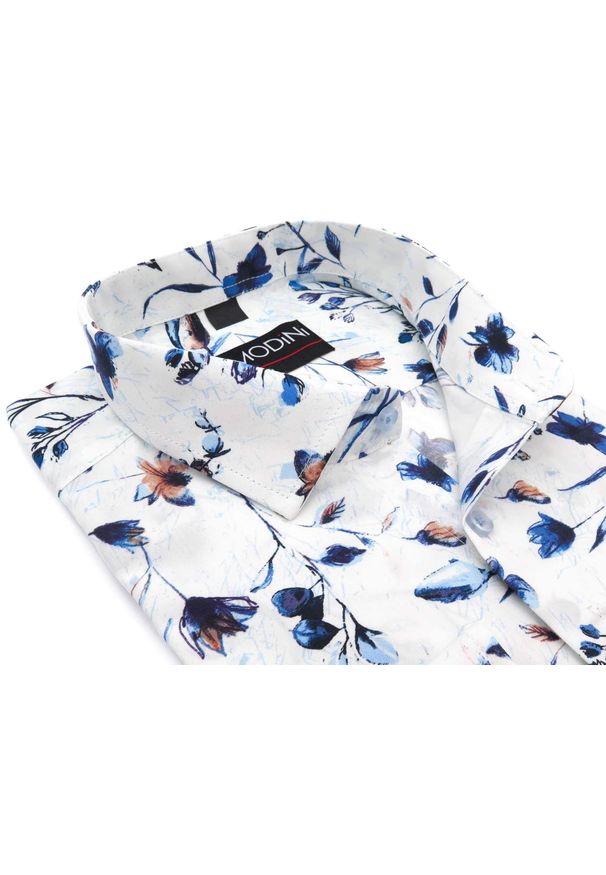 Modini - Biała koszula w granatowo-brązowe kwiaty Y19. Kolor: biały, brązowy, wielokolorowy, niebieski. Materiał: bawełna, tkanina. Długość: długie. Wzór: kwiaty