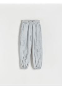 Reserved - Ortalionowe spodnie cargo - jasnoszary. Kolor: szary. Materiał: tkanina. Wzór: gładki #1