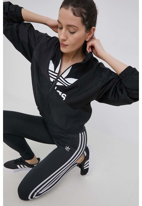 adidas Originals legginsy Adicolor damskie kolor czarny z aplikacją. Kolor: czarny. Materiał: materiał. Wzór: aplikacja
