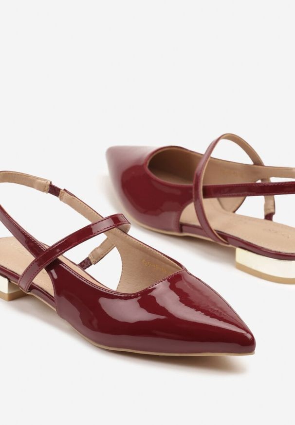 Renee - Bordowe Sandały Vices Typu Slingback ze Skórzaną Wkładką i Metaliczną Ozdobą Milozi. Okazja: na co dzień. Zapięcie: sprzączka. Kolor: czerwony. Materiał: skóra. Wzór: aplikacja. Sezon: lato. Styl: klasyczny, elegancki, casual