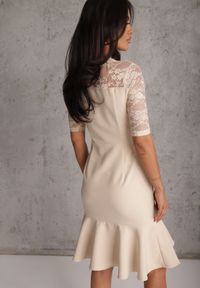 Renee - Beżowa Sukienka VICES o Taliowanym Kroju z Rękawami z Koronki Metirei. Kolor: beżowy. Materiał: koronka. Wzór: koronka. Styl: elegancki #8