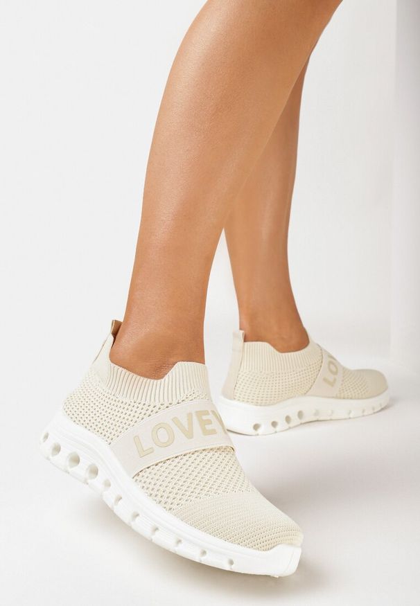 Born2be - Beżowe Buty Sportowe ze Skarpetkową Cholewką i Napisem Thirllas. Zapięcie: pasek. Kolor: beżowy. Szerokość cholewki: normalna. Wzór: napisy. Obcas: na płaskiej podeszwie