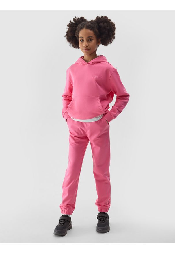 4f - Spodnie dresowe joggery dziewczęce - różowe. Okazja: na co dzień. Kolor: różowy. Materiał: dresówka. Wzór: gładki, ze splotem. Styl: sportowy, casual