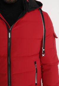 Born2be - Czerwona Pikowana Kurtka z Odpinanym Kapturem Amiotte. Kolor: czerwony. Wzór: aplikacja #6