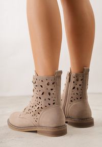 Renee - Ciemnobeżowe Skórzane Botki z Ażurowym Wzorem Kasona. Okazja: na co dzień. Kolor: beżowy. Materiał: skóra. Wzór: ażurowy. Styl: casual #7