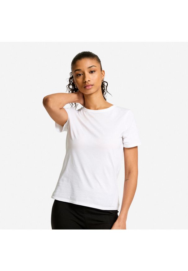 DOMYOS - Koszulka z krótkim rękawem damska Domyos Gym & Pilates 100. Kolor: biały. Materiał: bawełna, materiał. Długość rękawa: krótki rękaw. Długość: krótkie. Sport: joga i pilates