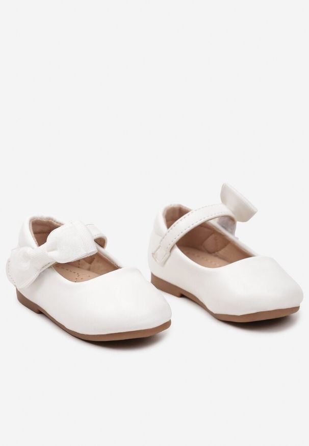 Born2be - Białe Balerinki z Ekoskóry Zapinane na Rzep z Kokardką Tarela. Okazja: na co dzień. Zapięcie: rzepy. Kolor: biały. Styl: młodzieżowy, klasyczny, elegancki, casual