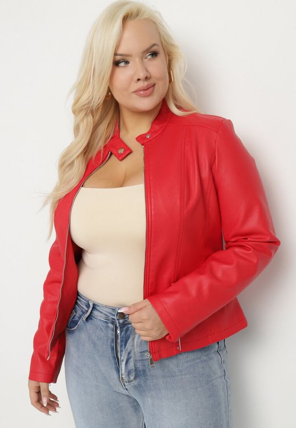 Born2be - Czerwona Kurtka Ramoneska Ozdobiona Paskiem pod Szyją Milvezia. Okazja: na co dzień. Kolor: czerwony. Materiał: jeans. Wzór: aplikacja. Styl: casual