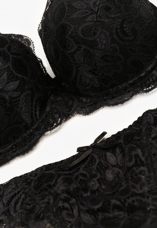Born2be - Czarny Komplet Usztywniany Biustonosz na Ramiączkach z Regulacją na Haftki i Stringi Vimereias. Kolor: czarny. Materiał: koronka. Wzór: koronka, aplikacja
