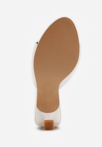 Renee - Białe Klapki Peep Toe na Obcasie Kaczuszka Calinetta. Nosek buta: otwarty. Kolor: biały. Materiał: koronka. Obcas: na obcasie. Styl: klasyczny. Wysokość obcasa: średni #5