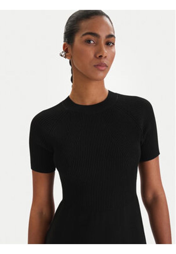 Armani Exchange Sukienka dzianinowa XW001885 AF10352 Czarny Regular Fit. Kolor: czarny. Materiał: syntetyk