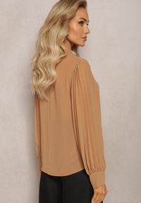 Renee - Brązowa Bluzka z Wiązaniem wokół Szyi i Plisowanym Rękawem Henokia. Kolor: brązowy. Styl: elegancki