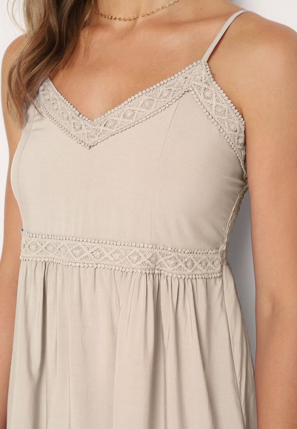 Born2be - Beżowa Sukienka z Wiskozy na Cienkich Ramiączkach z Regulacją Ozdobiona Lampasem i Haftem Nelrissa. Okazja: na imprezę. Typ kołnierza: dekolt w kształcie V. Kolor: beżowy. Materiał: wiskoza. Długość rękawa: na ramiączkach. Wzór: aplikacja, haft