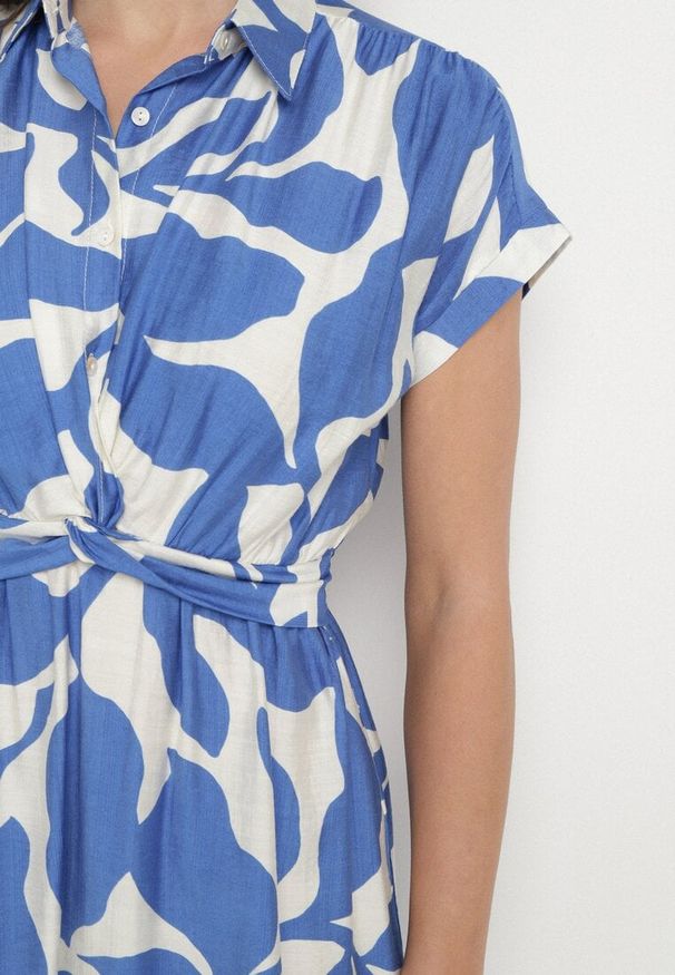 Born2be - Niebieska Taliowana Sukienka z Wiskozą z Geometrycznym Wzorem Galadira. Okazja: na imprezę, na co dzień, na spacer. Kolor: niebieski. Materiał: wiskoza. Wzór: geometria. Styl: casual, klasyczny