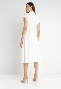 Born2be - Biała Sukienka Koszulowa Phinitrite. Okazja: na co dzień. Kolor: biały. Wzór: aplikacja. Typ sukienki: koszulowe. Materiał: materiał. Długość rękawa: krótki rękaw. Sezon: lato. Styl: casual. Długość: midi #6