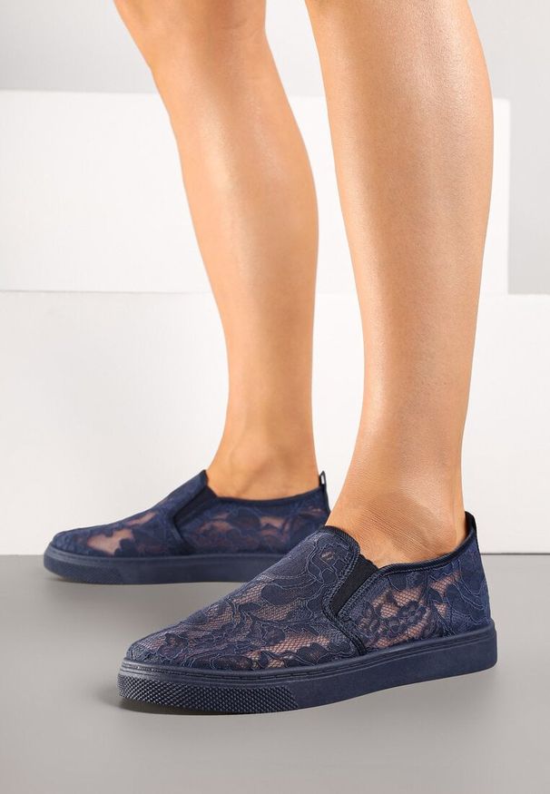 Renee - Granatowe Tenisówki z Koronkową Cholewką Fenvalia. Okazja: na co dzień. Kolor: niebieski. Materiał: koronka. Szerokość cholewki: normalna. Styl: casual