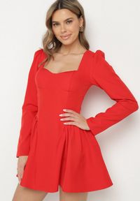 Born2be - Czerwona Koktajlowa Sukienka o Rozkloszowanym Kroju z Falbankami i Gorsetem Farian. Typ kołnierza: kołnierz z falbankami, dekolt gorset. Kolor: czerwony. Długość rękawa: długi rękaw. Typ sukienki: gorsetowe. Styl: wizytowy