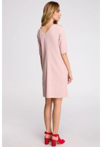 Sukienki.shop - Elegancka sukienka trapezowa midi z dekoltem V z tyłu różowa. Kolor: różowy. Typ sukienki: trapezowe. Styl: elegancki. Długość: midi #2