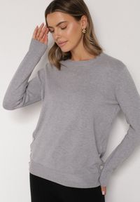 Born2be - Szary Sweter z Guzikami z Boku Tusiana. Okazja: na co dzień. Kolor: szary. Materiał: jeans. Styl: casual, klasyczny #6