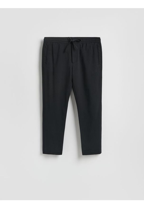 Reserved - Spodnie joggery - czarny. Kolor: czarny. Materiał: tkanina, wiskoza