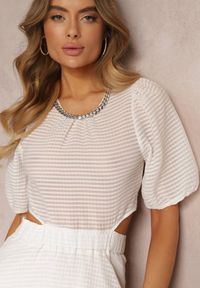 Renee - Biała Sukienka Mini Zdobiona Wycięciami w Pasie i Łańcuszkiem przy Dekolcie Lorsalia. Kolor: biały. Materiał: tkanina. Wzór: aplikacja. Długość: mini #5