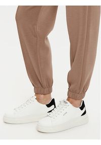 Guess Spodnie dresowe V5RB11 KCAY2 Brązowy Regular Fit. Kolor: brązowy. Materiał: syntetyk #2