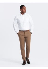 Ombre Clothing - Spodnie męskie chino SLIM FIT z delikatną teksturą - brązowe V2. Kolor: brązowy. Materiał: materiał, bawełna