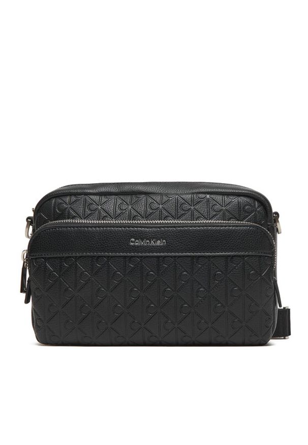 Calvin Klein Saszetka Emblem Emboss Camera Bag LV04D3203G Czarny. Kolor: czarny. Materiał: skóra