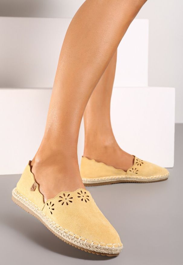 Born2be - Żółte Espadryle Undefeatability. Nosek buta: okrągły. Zapięcie: bez zapięcia. Kolor: żółty. Materiał: jeans. Szerokość cholewki: normalna. Wzór: kwiaty. Sezon: lato. Obcas: na płaskiej podeszwie