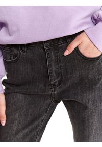 TOP SECRET - Jeansowe spodnie skinny. Okazja: na co dzień. Stan: podwyższony. Kolor: szary. Materiał: jeans. Długość: długie. Sezon: wiosna. Styl: casual #6