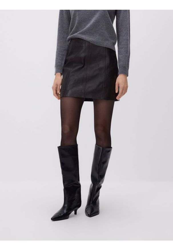 Reserved - Skórzana spódnica mini - ciemnobrązowy. Kolor: brązowy. Materiał: skóra