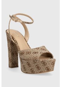 Guess sandały RHINNAE3 kolor beżowy FL7R3N FAL03. Zapięcie: klamry. Kolor: beżowy. Materiał: materiał, guma. Obcas: na obcasie. Wysokość obcasa: średni #4