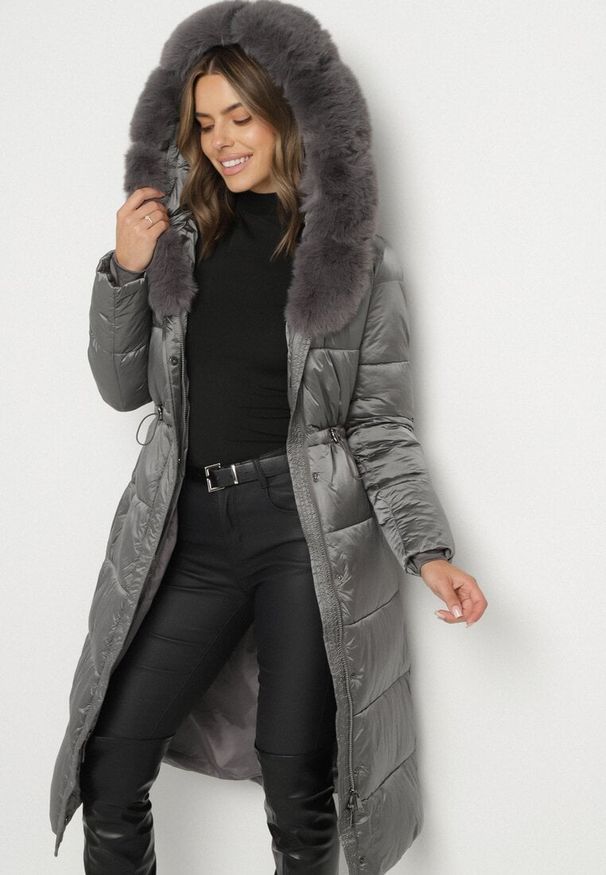 Born2be - Szara Długa Kurtka Puchowa z Pikowanymi Przeszyciami i Kapturem z Futrem Zevea. Okazja: na co dzień, na spacer. Kolor: szary. Materiał: puch, futro. Długość: długie. Styl: casual, elegancki