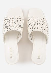 Born2be - Białe Klapki na Słupku z Ażurową Cholewką i Kwadratowym Noskiem Bevyrae. Nosek buta: otwarty. Kolor: biały. Materiał: skóra. Wzór: ażurowy. Sezon: lato. Obcas: na słupku. Styl: klasyczny. Wysokość obcasa: średni #8