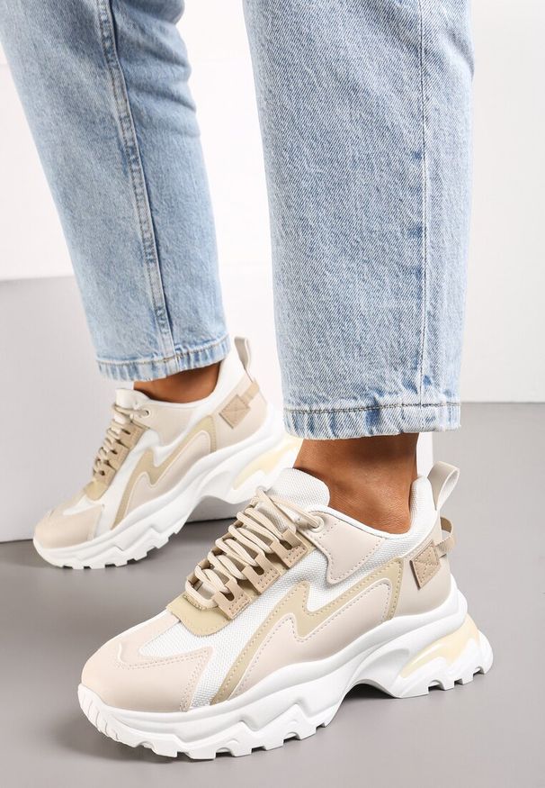 Renee - Beżowe Sneakersy Na Grubej Podeszwie z Przeszyciami i Sznurwaniem Marinil. Okazja: na co dzień. Kolor: beżowy. Wzór: motyw zwierzęcy, aplikacja