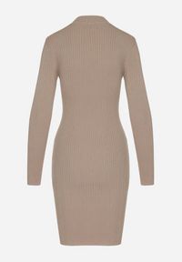 Born2be - Jasnobeżowa Sukienka z Półgolfem z Prążkowanej Dzianiny Ozdobiona Metalowymi Aplikacjami Mattella. Okazja: na co dzień. Kolor: beżowy. Materiał: prążkowany, dzianina. Długość rękawa: długi rękaw. Wzór: aplikacja. Typ sukienki: dopasowane. Styl: casual, elegancki #3