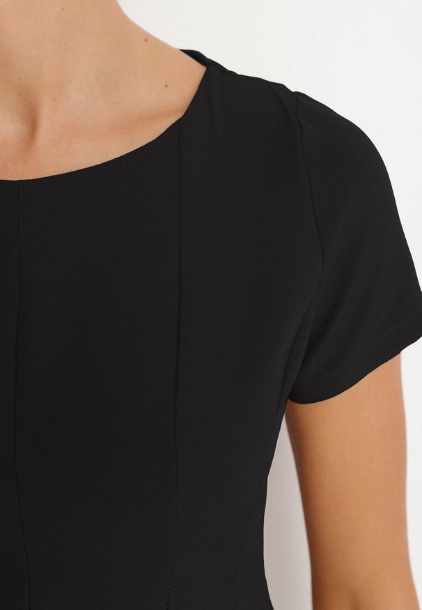 Born2be - Czarna Rozkloszowana Sukienka z Krótkim Rękawem i Ozdobnymi Przeszyciami Meporea. Okazja: na co dzień. Kolor: czarny. Długość rękawa: krótki rękaw. Styl: klasyczny, casual, elegancki