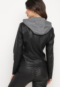 Born2be - Czarna Kurtka Ramoneska o Taliowanym Kroju z Odpinanym Kapturem Imitującym Bluzę Ivalani. Okazja: na co dzień. Kolor: czarny. Materiał: jeans. Styl: casual, sportowy, klasyczny #5