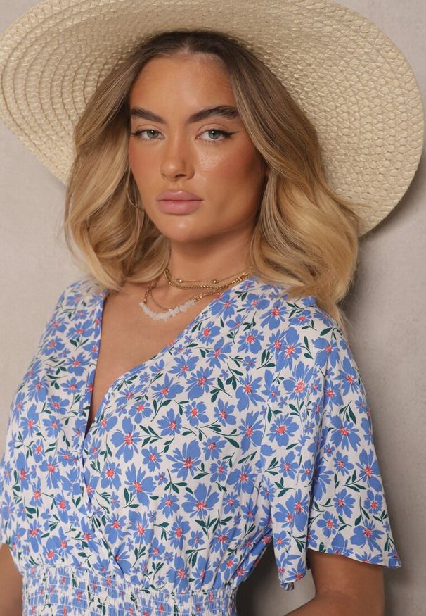 Renee - Biała Sukienka Rozkloszowana o Kopertowym Kroju w Kwiatowy Print Borriz. Okazja: na co dzień. Kolor: biały. Materiał: materiał. Wzór: kwiaty, nadruk. Sezon: lato, wiosna. Typ sukienki: kopertowe. Styl: elegancki, casual