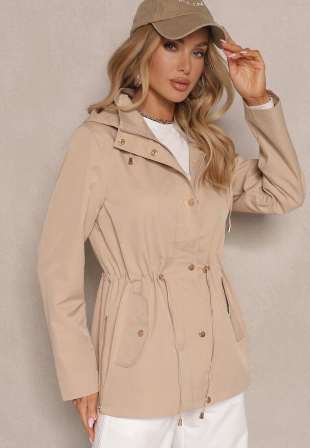 Renee - Beżowa Kurtka o Kroju Parki z Odpinanym Kapturem Zdobiona Zamkami Norloti. Okazja: na co dzień. Kolor: beżowy. Materiał: dzianina, jeans. Wzór: aplikacja. Styl: klasyczny, casual