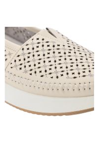 Beżowe Półbuty Filippo Wsuwane Obuwie Damskie. Okazja: na co dzień. Zapięcie: bez zapięcia. Kolor: beżowy. Materiał: skóra. Wzór: ażurowy. Sezon: lato. Styl: casual, elegancki #4